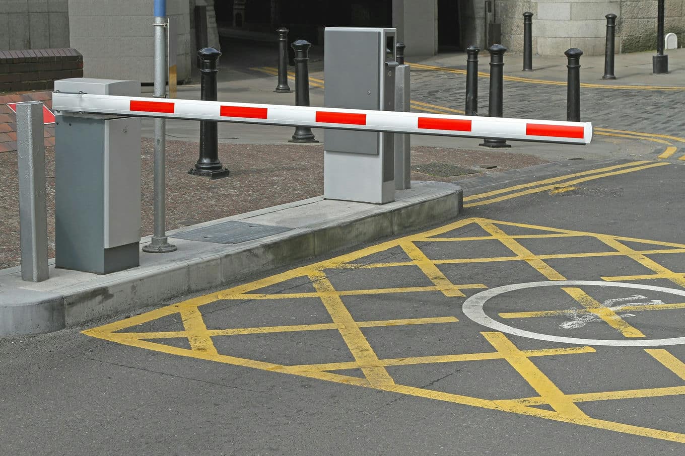 opuszczona brama wjazdowa na parking